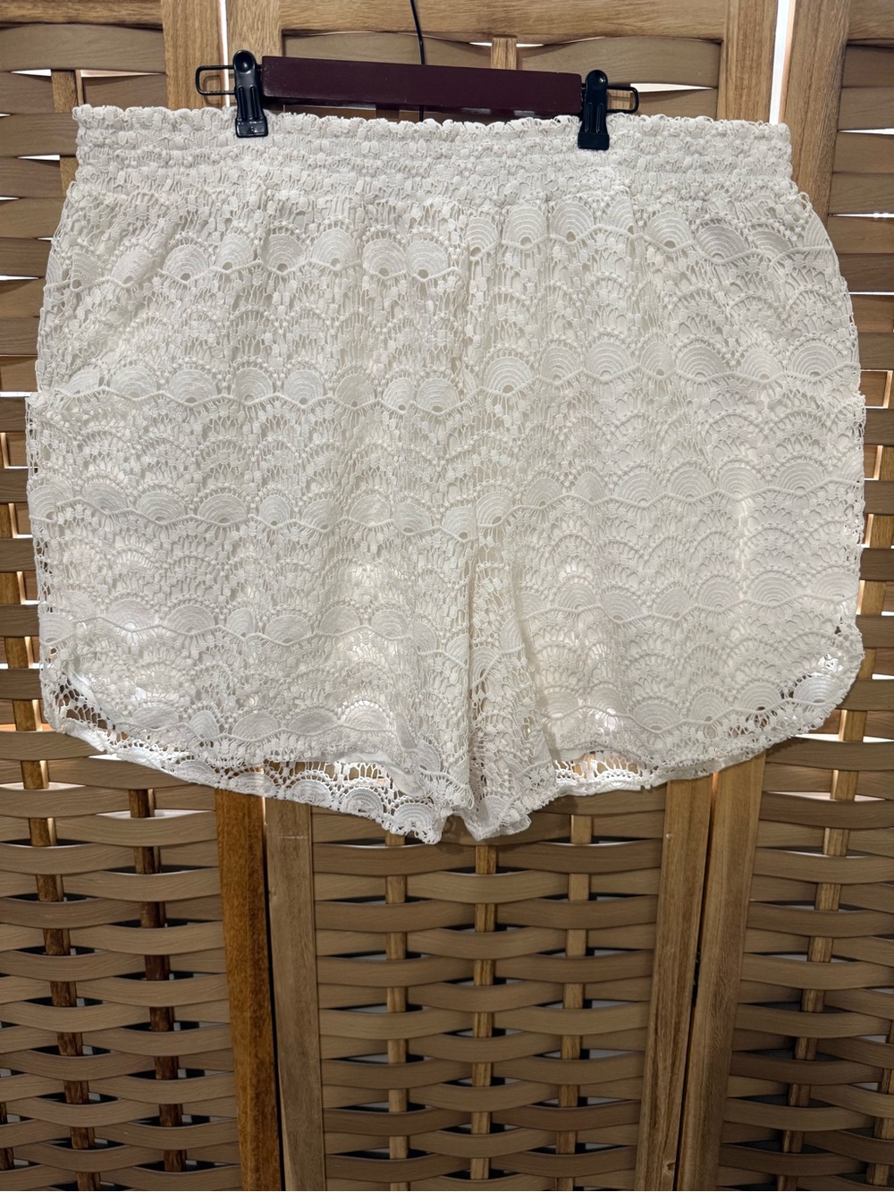 LANE BRYANT White Crochet Lace Elastic Waist Rounded Side Slit Shorts